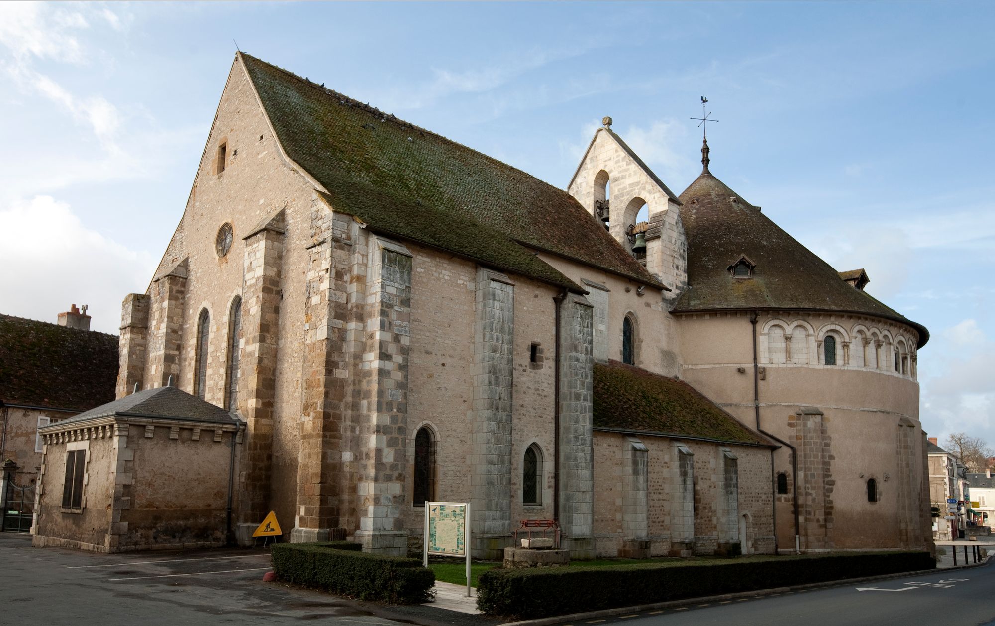 Neuvy-Saint-Sépulchre, Basilique Saint Jacques le Majeur (Collégiale Saint-Etienne) 