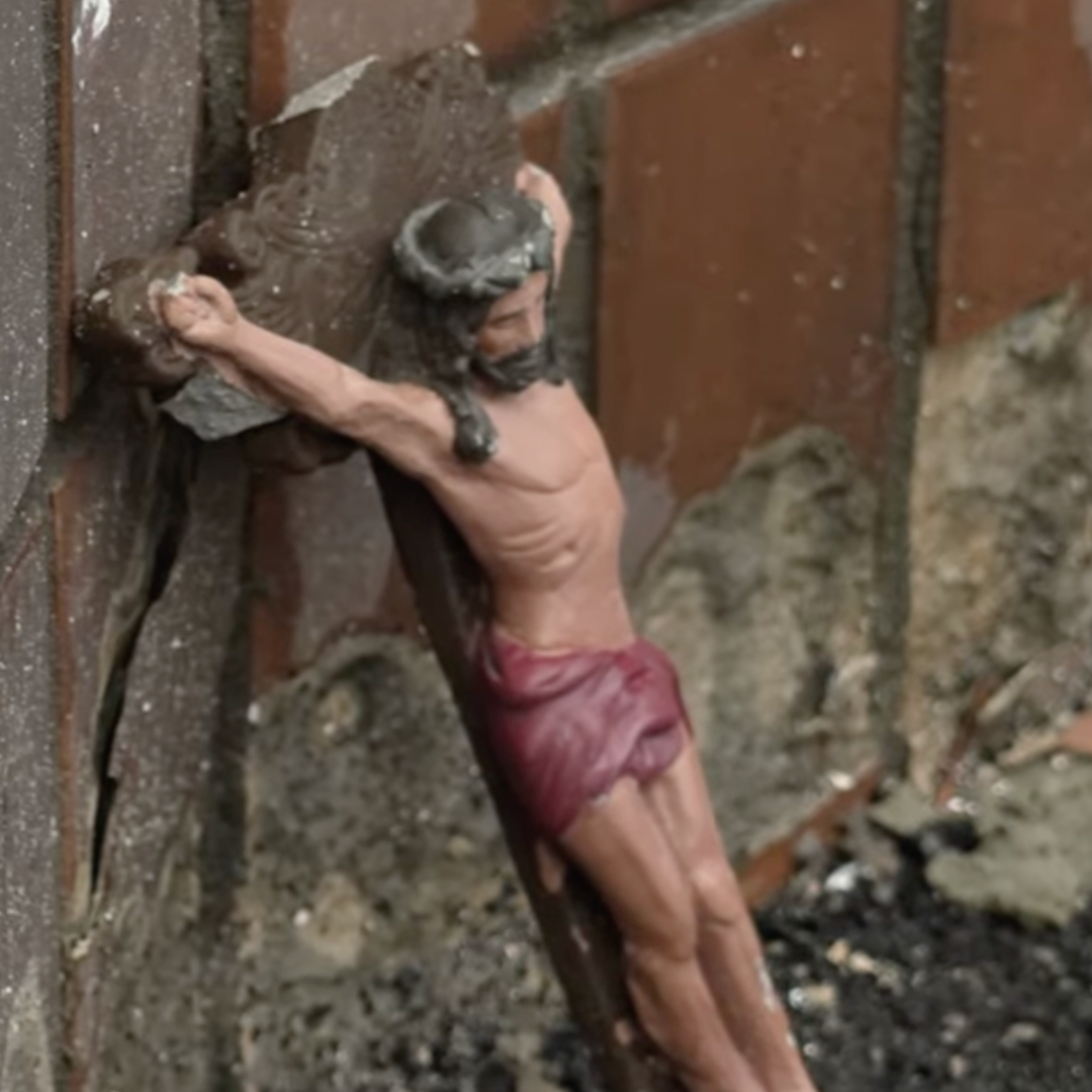EWTN Reporter Finds Crucifix From Bombed Apartment in Ukraine: “God is Very Close to Us”