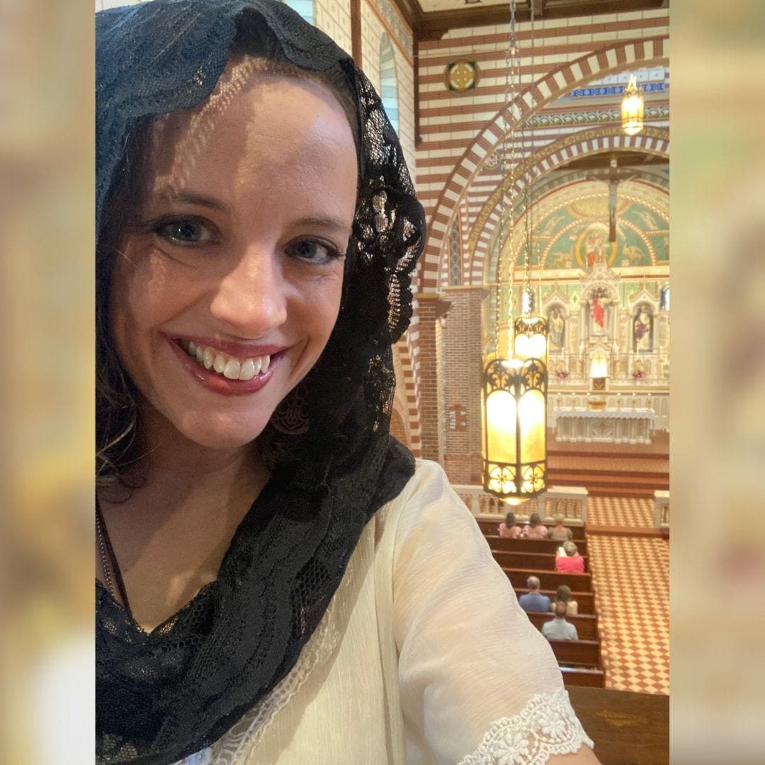 The Chapel Veil is Back: 3 Beautiful Reasons Some Catholic Women Are Veiling at Mass Again