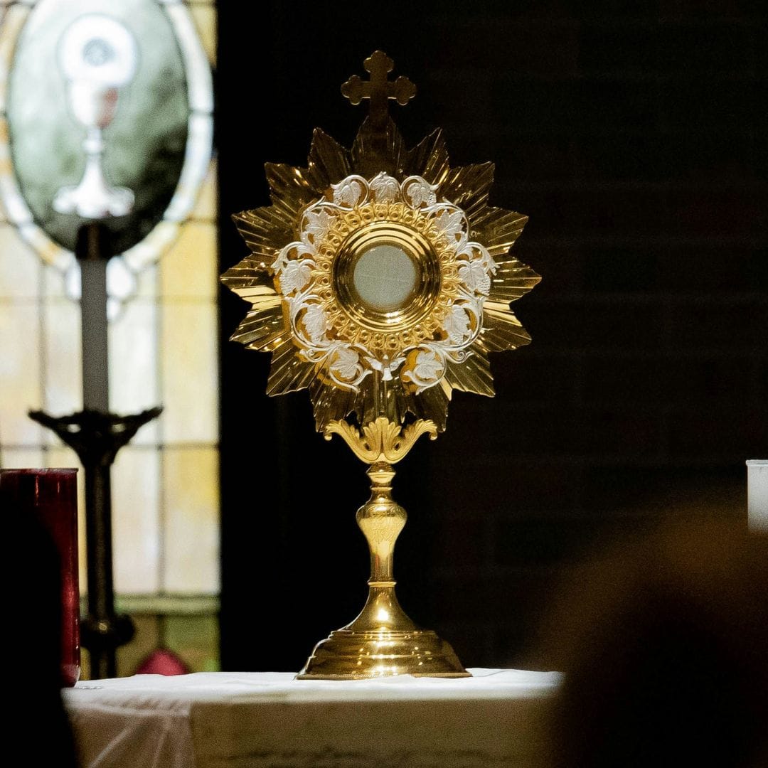 Distracted in Adoration? 15 Simple Ways to Make a Better Holy Hour Before the Eucharist