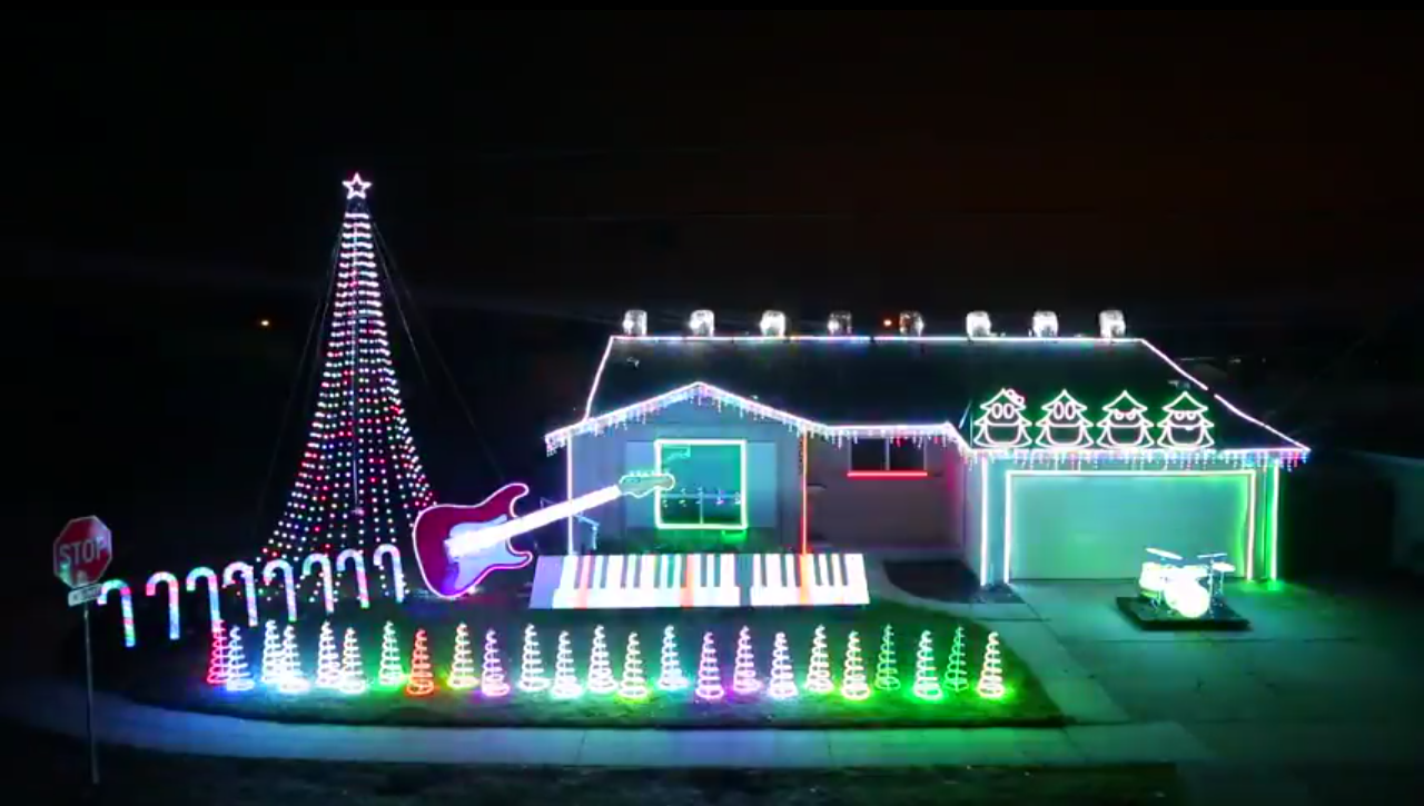 "Star Wars" Christmas Lights Show: Amazing Lightsaber Battle at 1:28!