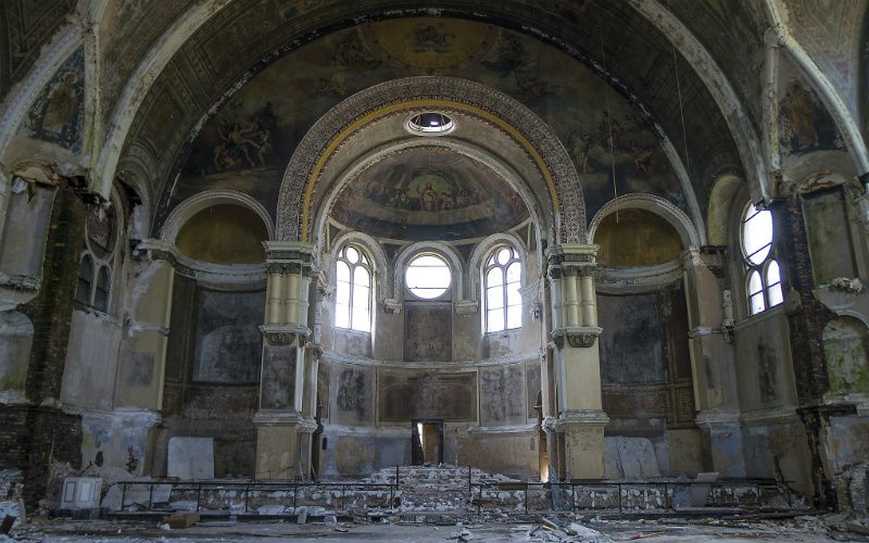 19 Haunting Photos of Abandoned Churches Around the World