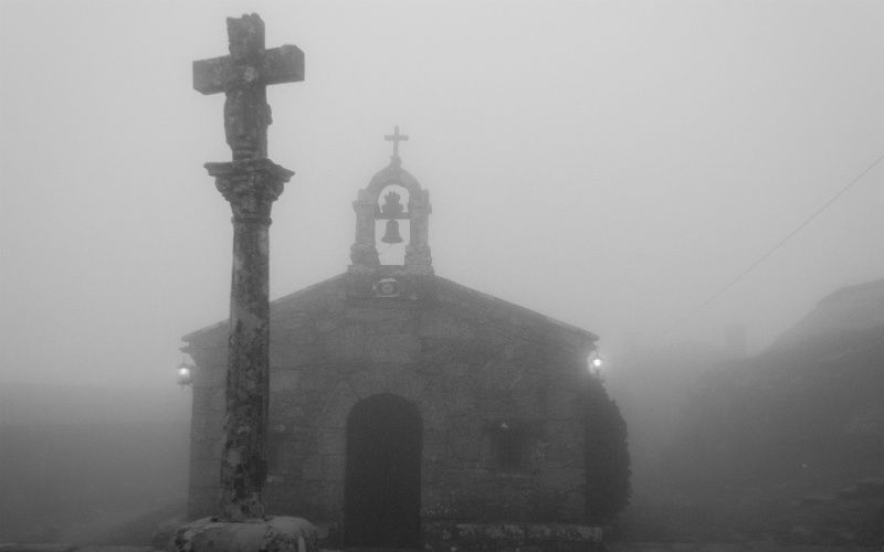 19 Hauntingly Eerie Photos of Old Churches Enveloped in Fog