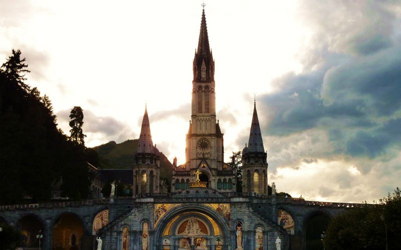 22 Mystically Beautiful Photos of Lourdes