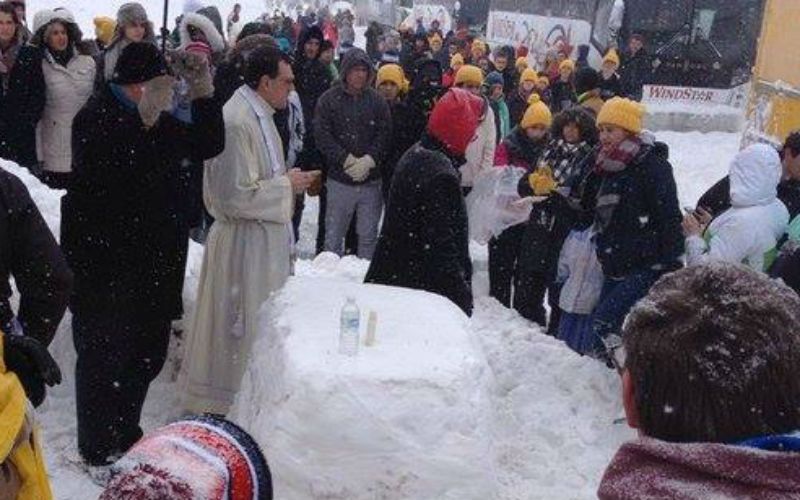 Stranded Pro-Life Group Builds Snow Altar, Holds Mass on Highway Shoulder
