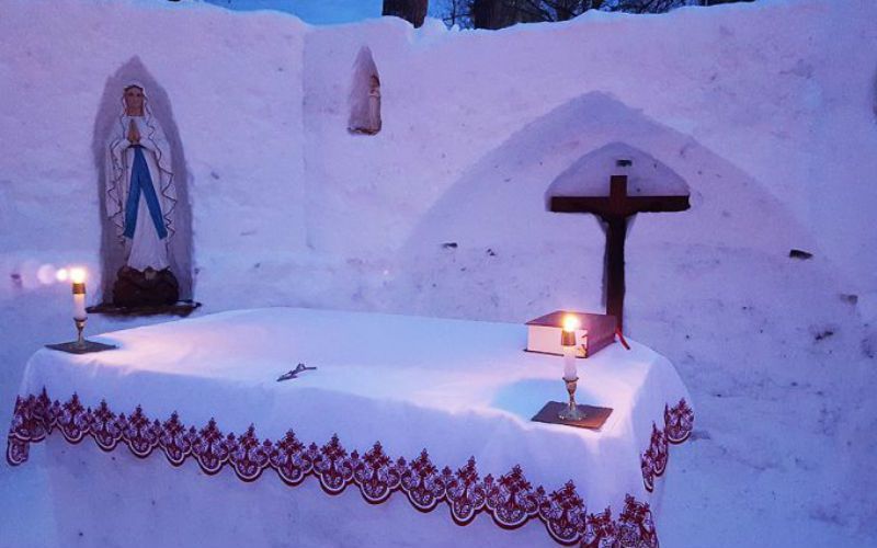 Catholic Engineering Students Build Amazing Snow Chapel, Celebrate Beautiful Mass