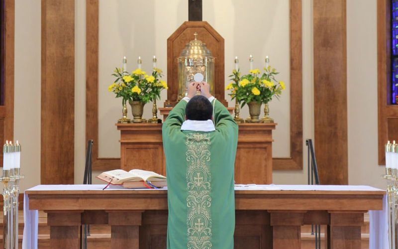Wisconsin Bishop Reveals He'll Celebrate Mass Ad Orientem Starting in October