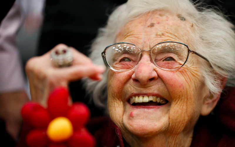 99-Year-Old Nun Receives Surprising Gift From College Basketball Team (Pictures & Videos Inside)