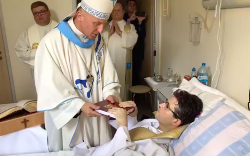 Polish Seminarian With Terminal Cancer Ordained in the Hospital, Gives Blessing