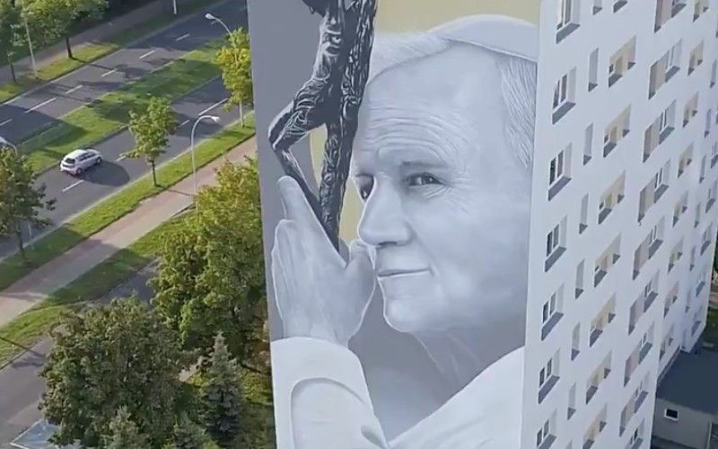 Massive St. John Paul II Mural Painted on Apt. Building in Poland - Watch Creation in 2-Min Time Lapse!