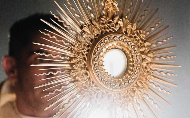 "A Merciful Gift": The Real Significance Behind Eucharistic Miracles, According to this Bishop
