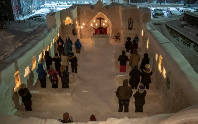 Univ. Students Build Amazing Ice Chapel & Celebrate Beautiful Outdoor Mass in Michigan