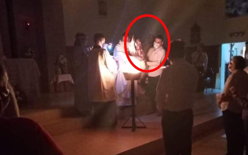 Did Jesus Appear During an Easter Vigil Mass? Christ Allegedly Manifests in Miraculous Photo on Holy Saturday