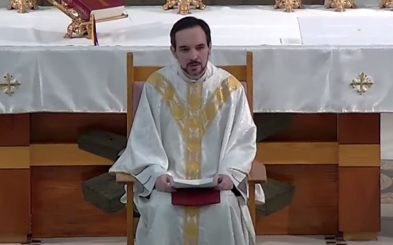 "We Abandoned You": Arizona Priest Asks Forgiveness for Denying Eucharist During Pandemic