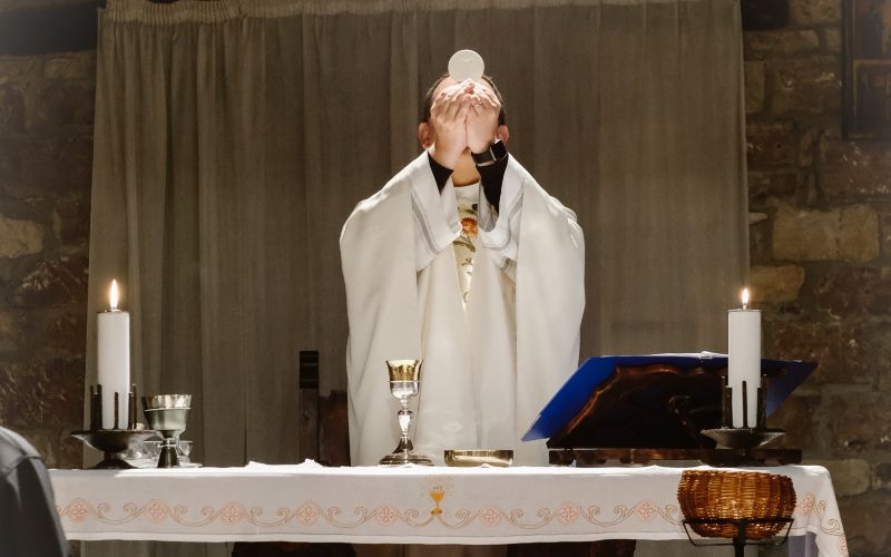 Protestant Shares Incredible First Experience at Mass: "I Felt Something Through My Body"