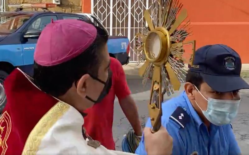 Nicaraguan Bishop on House Arrest Confronts Police With Eucharist in Street Procession (Video)
