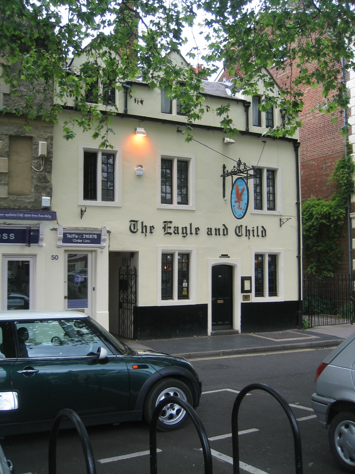 The Eagle and Child pub in Oxford where the Inklings met in 1939 / Public Domain / Wikimedia Commons