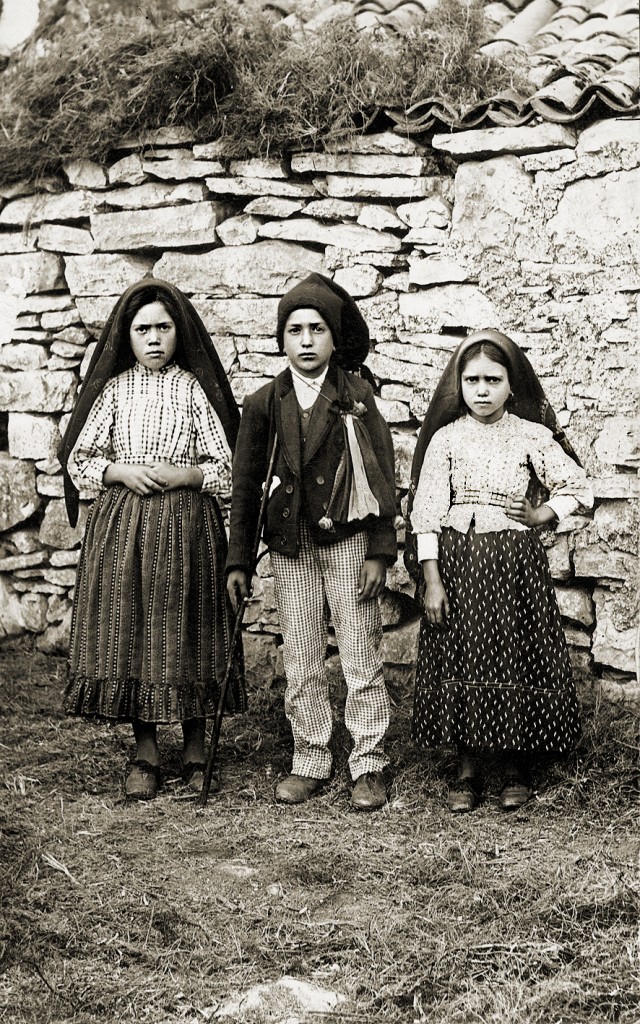 From left: Lúcia (age 10), Jacinta (7), and Francisco (9) in 1917 / Public Domain / Wikimedia Commons