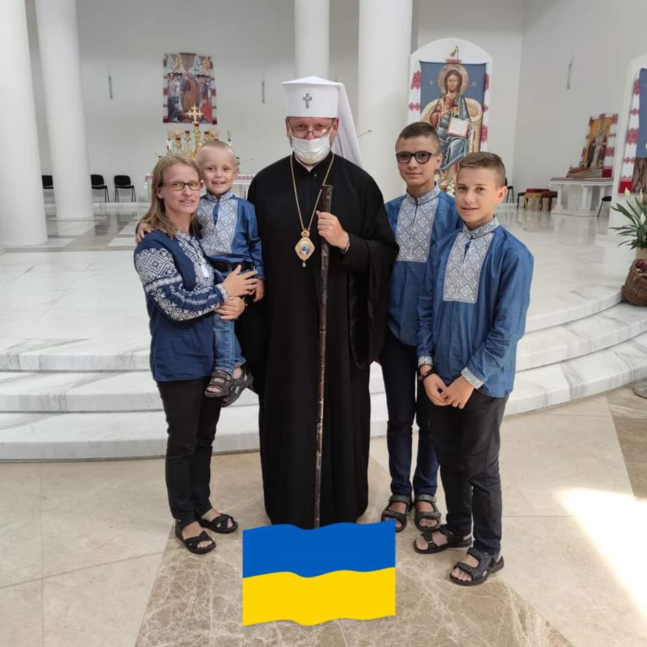 niño católico ucraniano con su familia y el obispo Sviatoslav Shevchuk