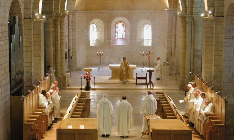 monjes de la abadía en misa